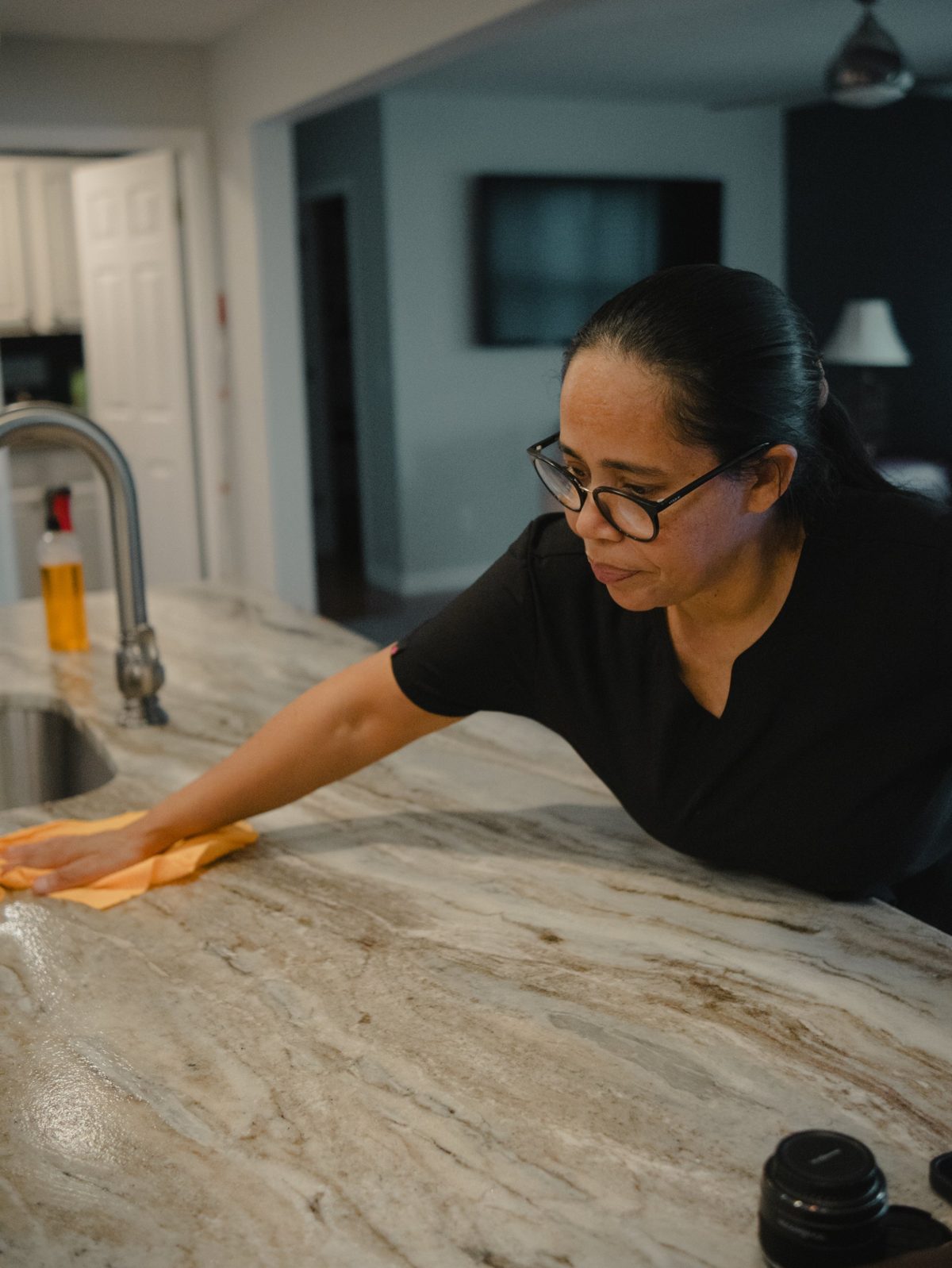 Claudiana Amarinho wiping a kitchen counter